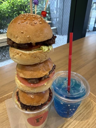 食べ歩き∩^ω^∩